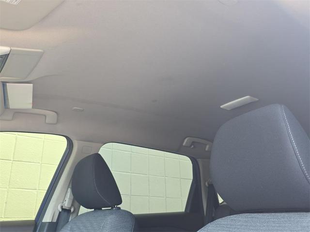 Photo of 2022 Glacier White Nissan Rogue