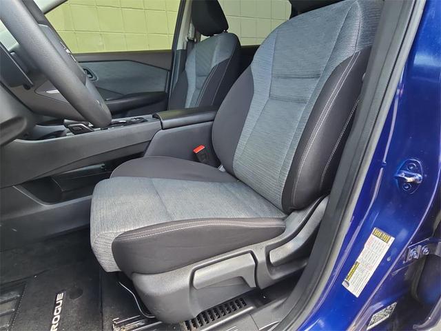 Photo of 2022 Glacier White Nissan Rogue