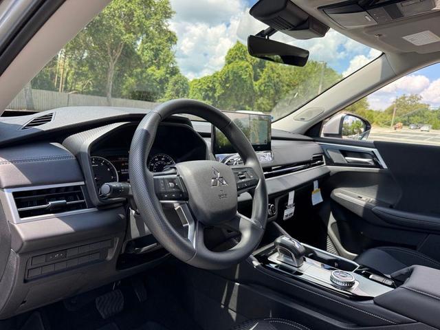 Photo of 2025 Silver Alloy Mitsubishi Outlander