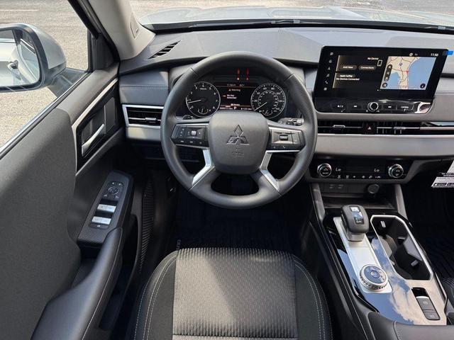 Photo of 2025 Silver Alloy Mitsubishi Outlander