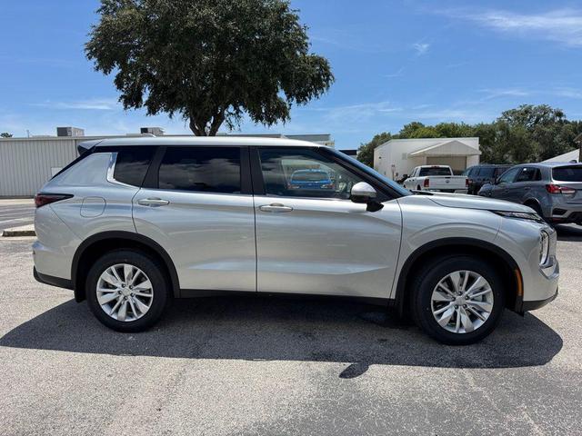 Photo of 2025 Silver Alloy Mitsubishi Outlander