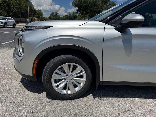 Photo of 2025 Silver Alloy Mitsubishi Outlander