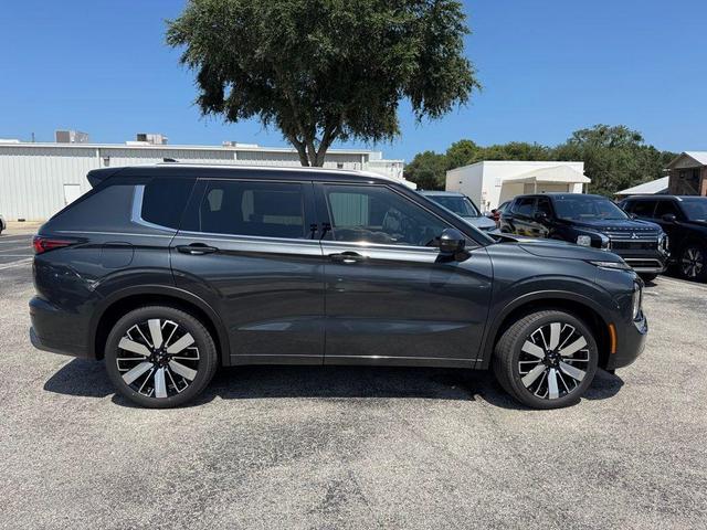 Photo of 2025 Graphite Gray Mitsubishi Outlander