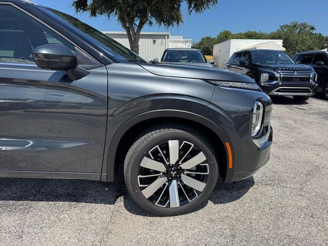 Photo of 2025 Graphite Gray Mitsubishi Outlander