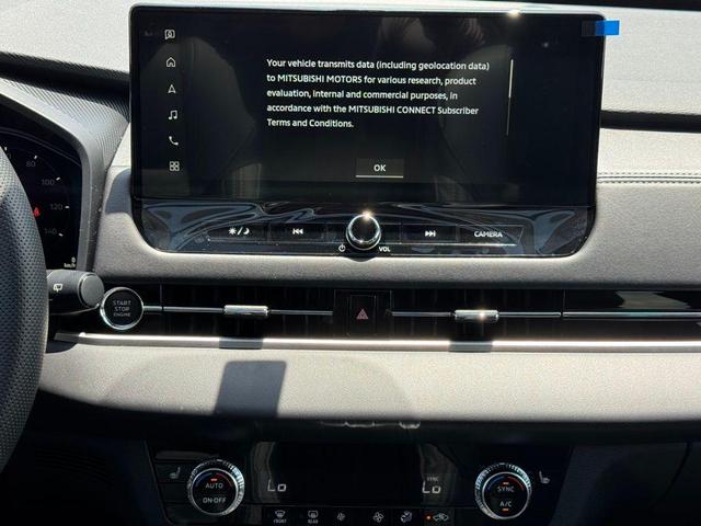 Photo of 2025 Diamond White Mitsubishi Outlander