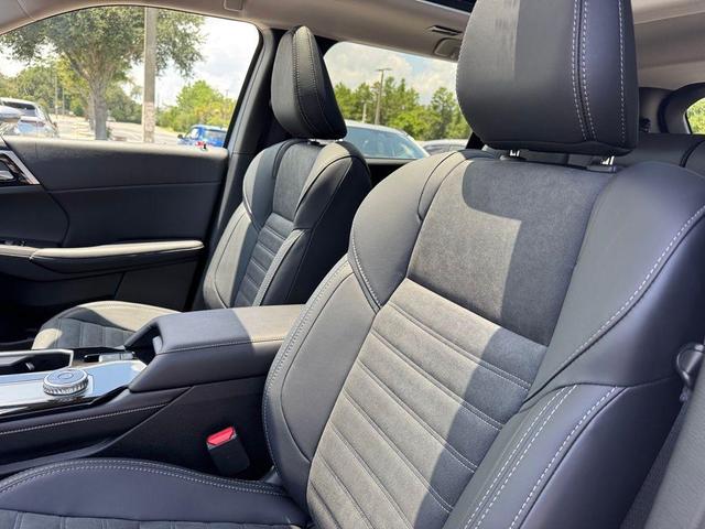 Photo of 2025 Diamond White Mitsubishi Outlander