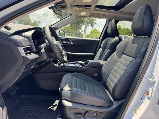 Photo of 2025 Diamond White Mitsubishi Outlander