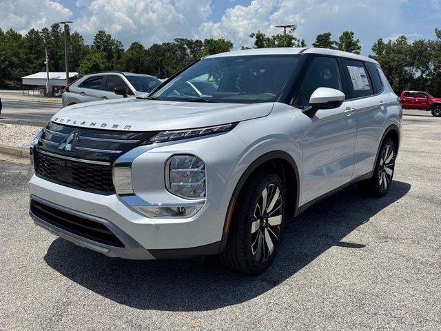 Photo of 2025 Diamond White Mitsubishi Outlander