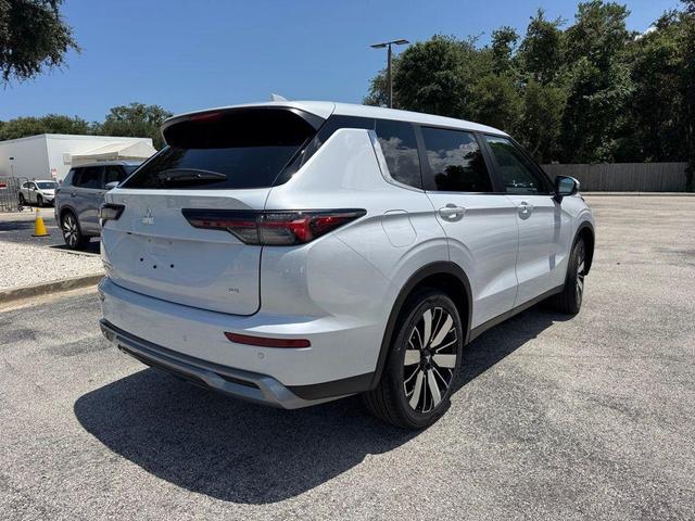 Photo of 2025 Diamond White Mitsubishi Outlander