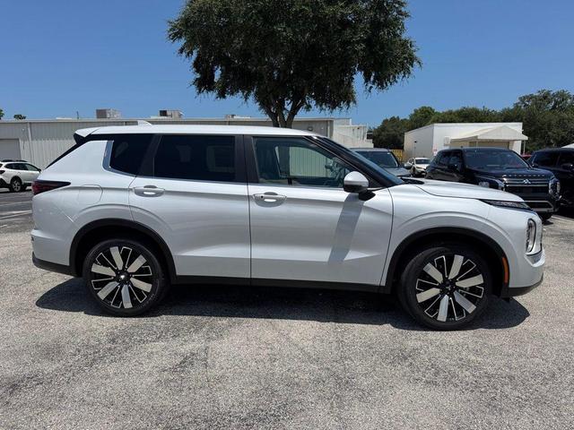 Photo of 2025 Diamond White Mitsubishi Outlander