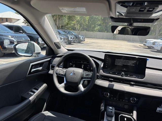 Photo of 2025 Diamond White Mitsubishi Outlander