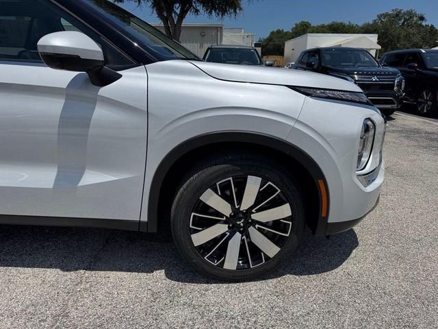 Photo of 2025 Diamond White Mitsubishi Outlander