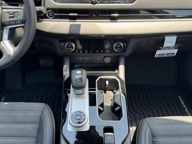 Photo of 2025 Diamond White Mitsubishi Outlander