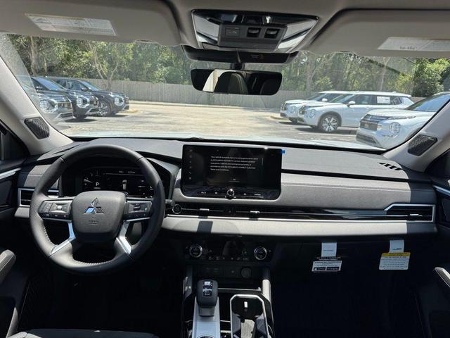 Photo of 2025 Diamond White Mitsubishi Outlander