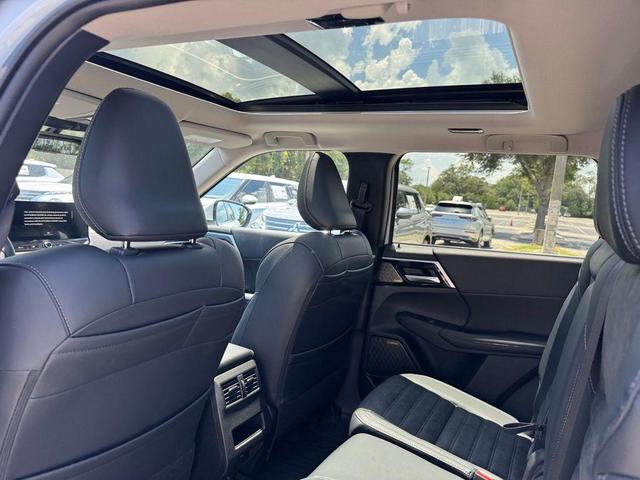 Photo of 2025 Diamond White Mitsubishi Outlander