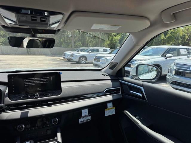 Photo of 2025 Diamond White Mitsubishi Outlander