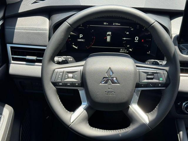 Photo of 2025 Diamond White Mitsubishi Outlander