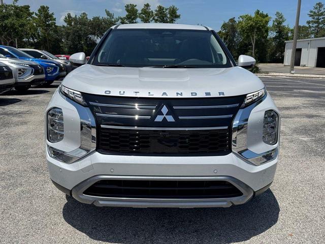 Photo of 2025 Diamond White Mitsubishi Outlander