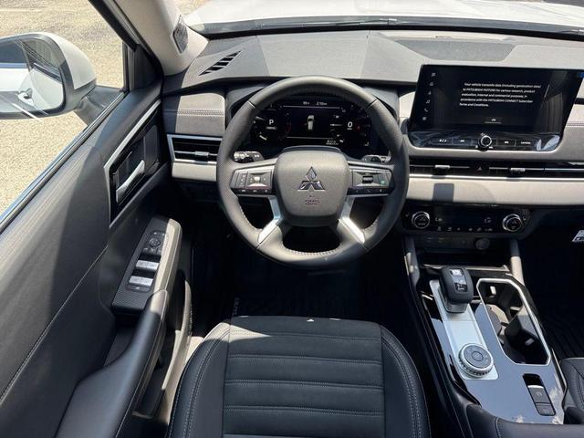 Photo of 2025 Diamond White Mitsubishi Outlander