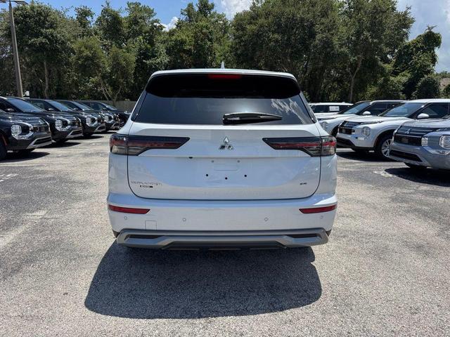 Photo of 2025 Diamond White Mitsubishi Outlander