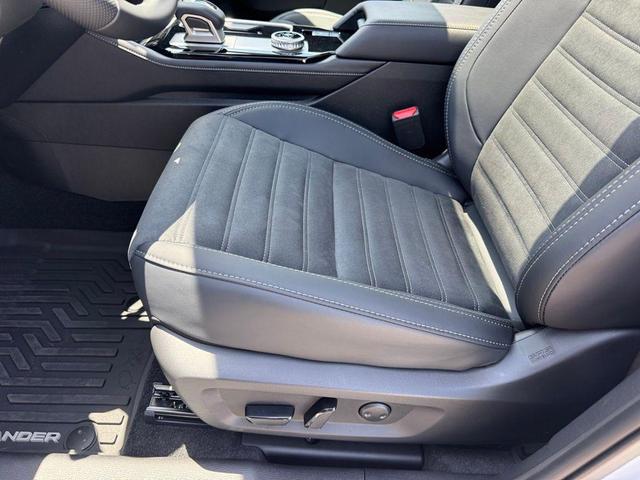 Photo of 2025 Diamond White Mitsubishi Outlander