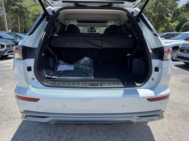 Photo of 2025 Diamond White Mitsubishi Outlander
