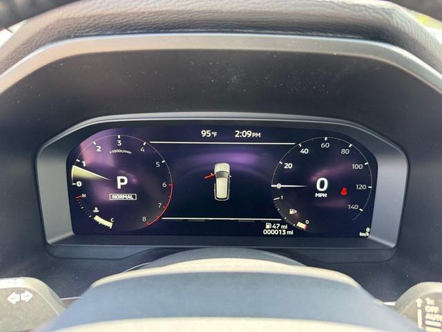 Photo of 2025 Diamond White Mitsubishi Outlander