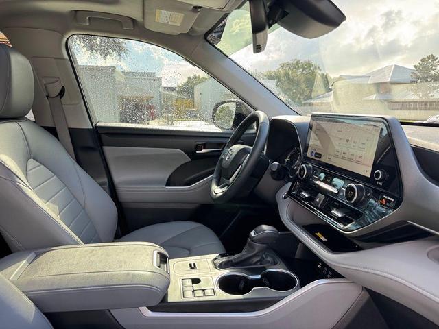 Photo of 2024 Ruby Flare Pearl Toyota Highlander