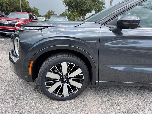 Photo of 2025 Graphite Gray Mitsubishi Outlander