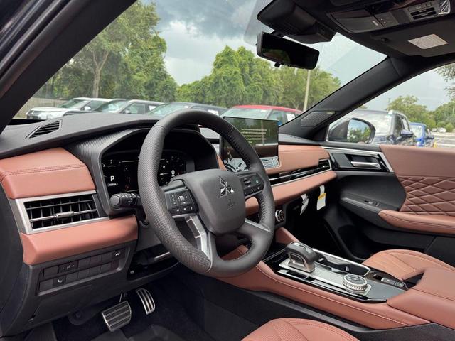 Photo of 2025 Graphite Gray Mitsubishi Outlander