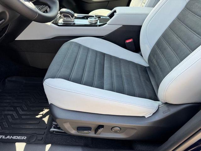 Photo of 2025 Cosmic Blue Mitsubishi Outlander