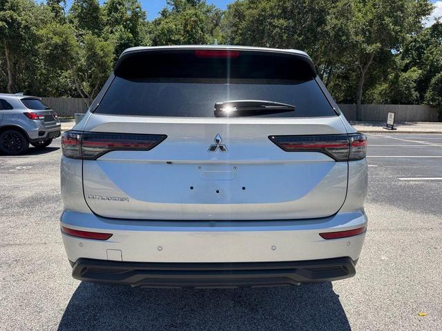 Photo of 2025 Silver Alloy Mitsubishi Outlander