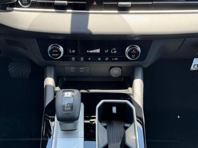 Photo of 2025 Silver Alloy Mitsubishi Outlander