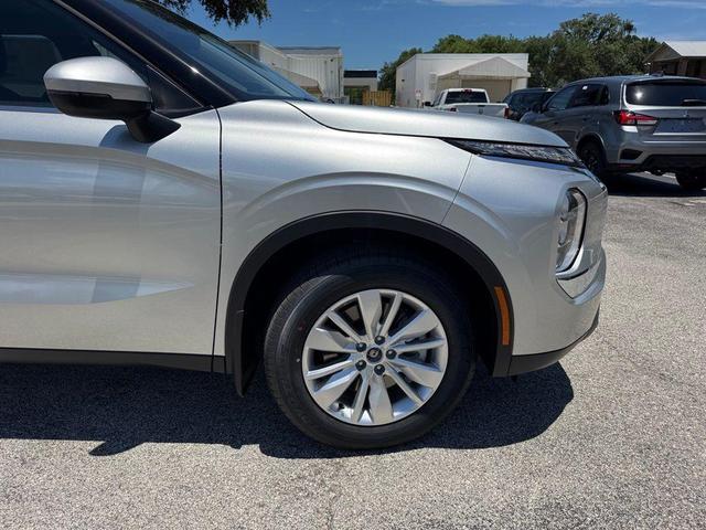 Photo of 2025 Silver Alloy Mitsubishi Outlander