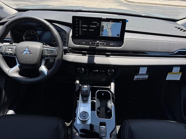Photo of 2025 Silver Alloy Mitsubishi Outlander