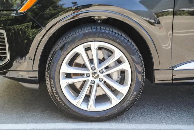 Photo of 2025 Mythos Black Metallic Audi Q7