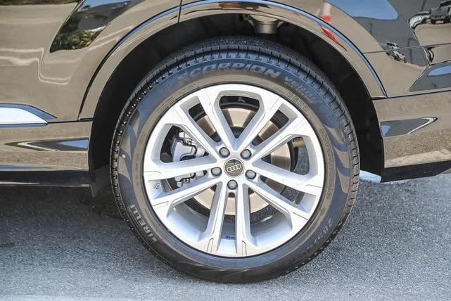 Photo of 2025 Mythos Black Metallic Audi Q7