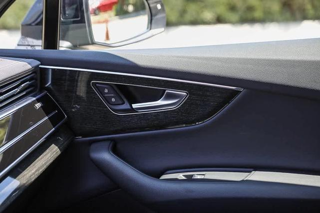 Photo of 2025 Mythos Black Metallic Audi Q7