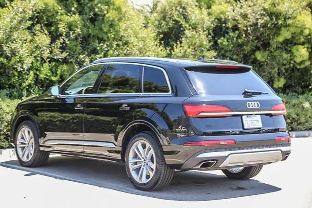 Photo of 2025 Mythos Black Metallic Audi Q7