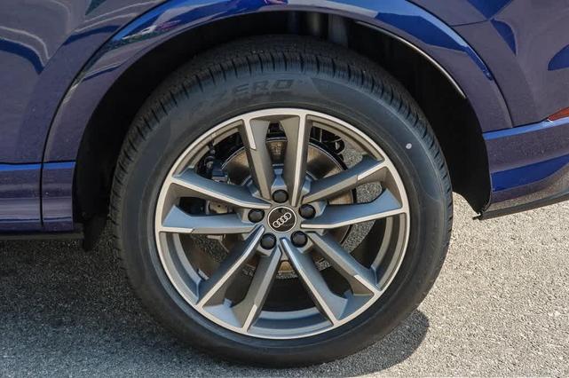 Photo of 2025 Navarra Blue Metallic Audi Q3