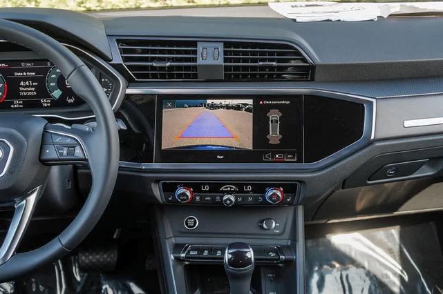 Photo of 2025 Navarra Blue Metallic Audi Q3