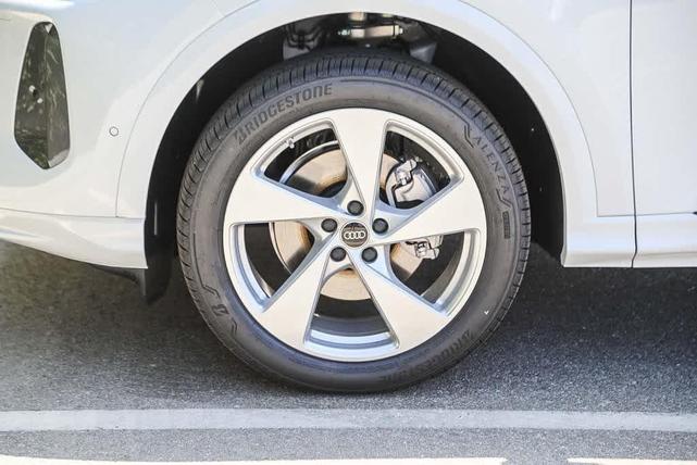 Photo of 2025 Glacier White Metallic Audi Q5
