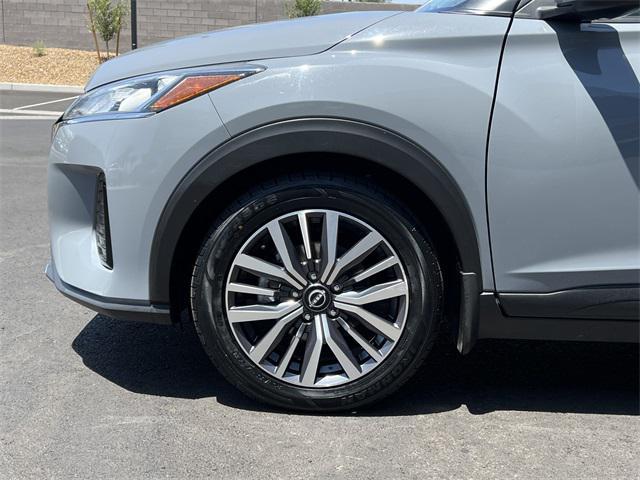 Photo of 2022 Boulder Gray Pearl Nissan Kicks