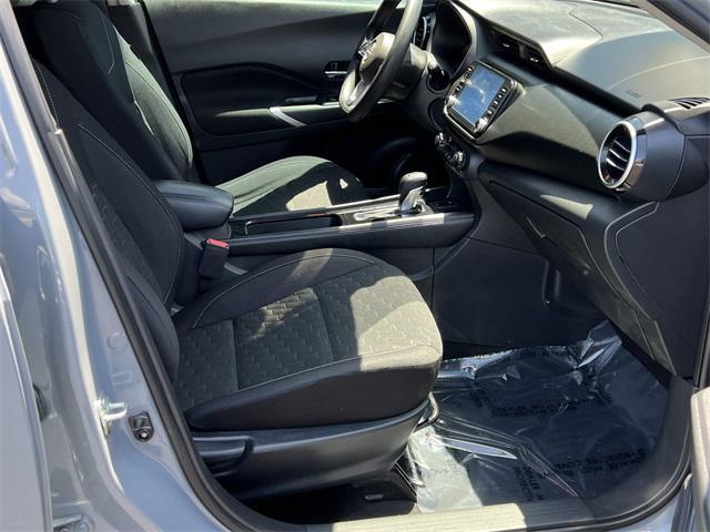 Photo of 2022 Boulder Gray Pearl Nissan Kicks