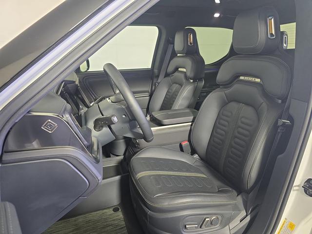 Photo of 2023 Glacier White Rivian R1T