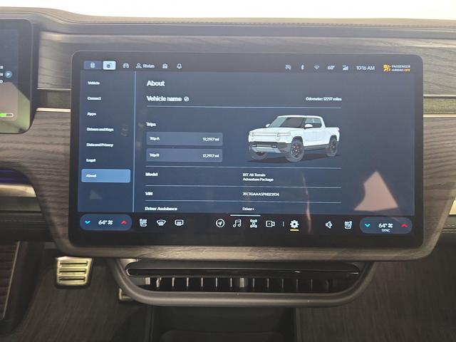 Photo of 2023 Glacier White Rivian R1T