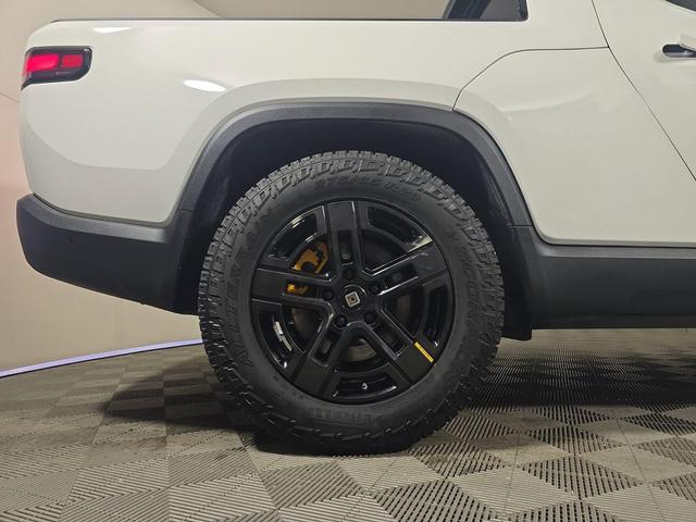 Photo of 2023 Glacier White Rivian R1T