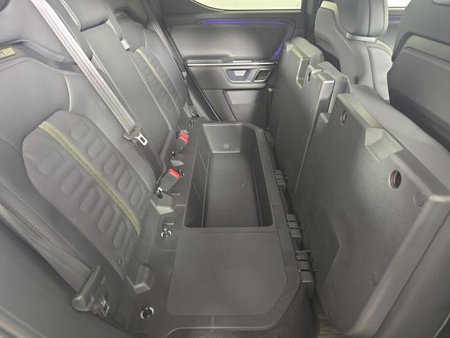 Photo of 2023 Glacier White Rivian R1T
