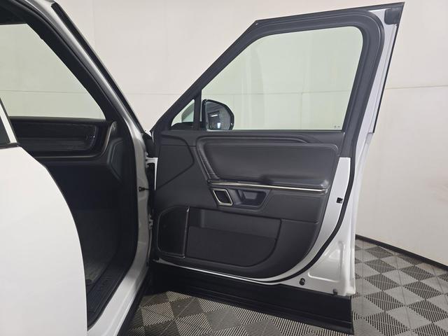 Photo of 2023 Glacier White Rivian R1T