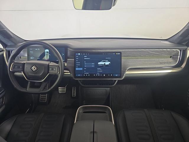 Photo of 2023 Glacier White Rivian R1T